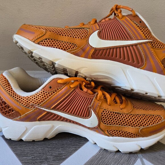 Nike Air Zoom Vomero 5 Monarch Mens Size 11 Flax Sail Dark Russet HJ9123 815 - Picture 6 of 7